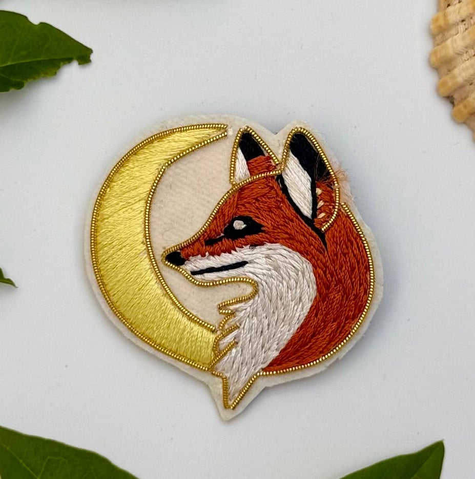 Broche renard & lune brodée main – bijou artisanal renard lune croissant nuit féerique perles et fils dorés – Tawus