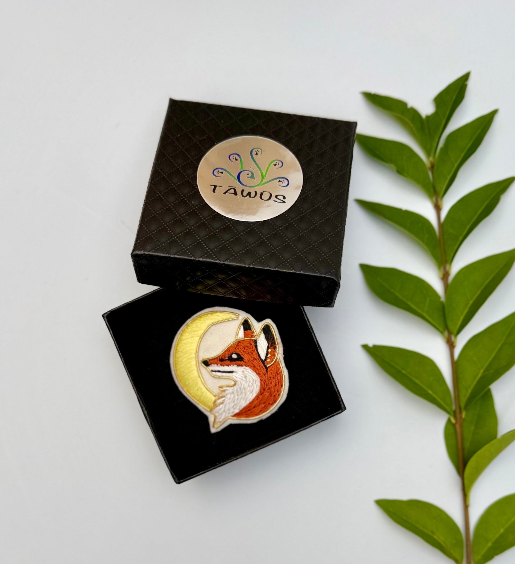 Broche renard & lune fait main dans son écrin – cadeau original bijou renard lune féerique broderie artisanale mystique – Tawus