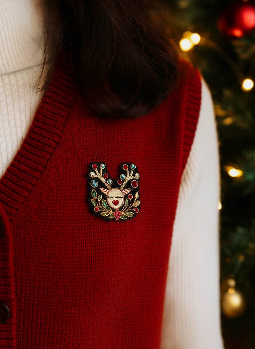 Broche renne de Noël brodée à la main portée – accessoire mode renne Noël fêtes hiver artisanal unique cadeau original – Tawus
