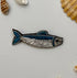 Broche sardine brodée main – bijou artisanal poisson sardine mer Méditerranée perles et fils argentés bleus – Tawus