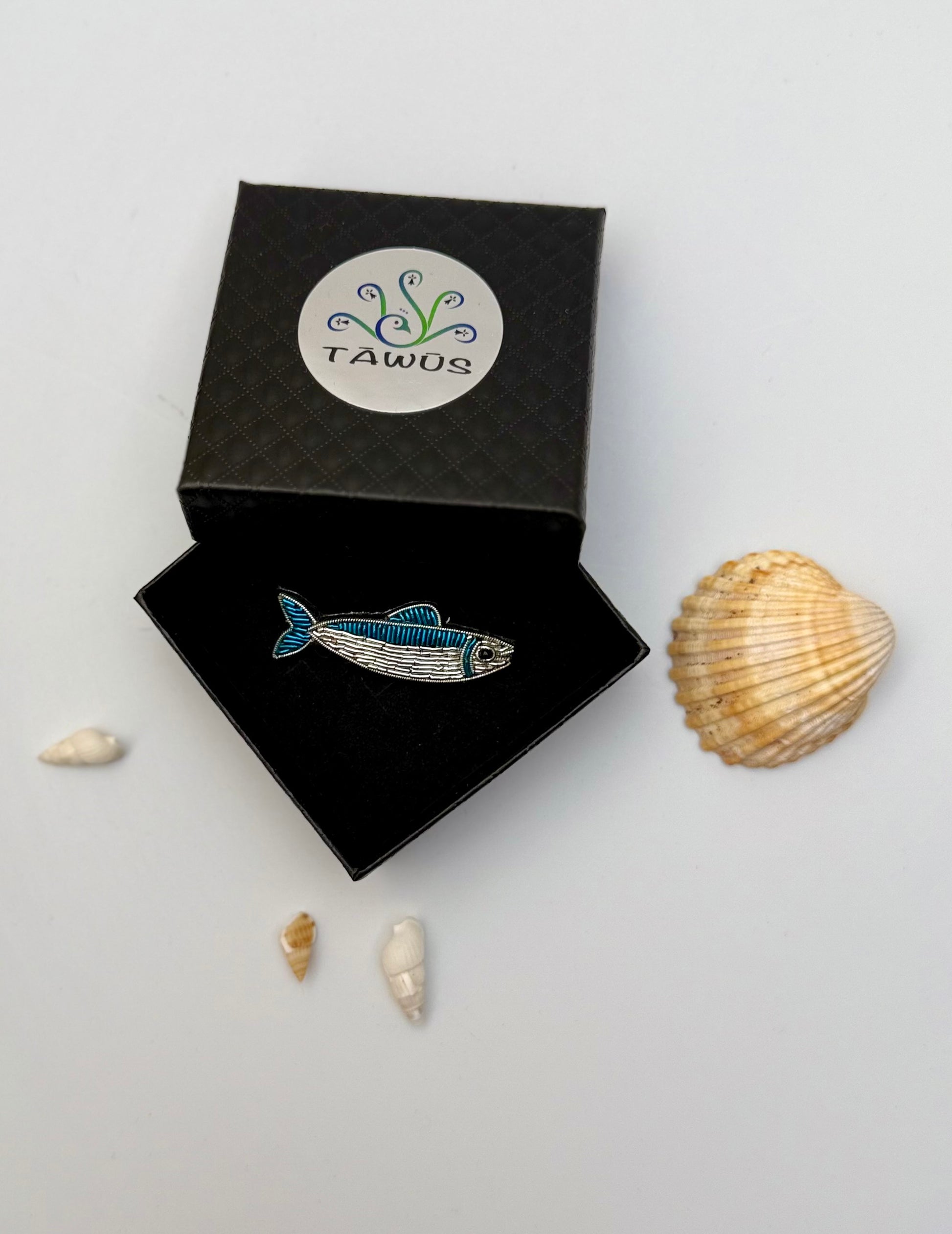 Broche sardine fait main dans son écrin – cadeau original bijou sardine mer broderie artisanale poisson – Tawus