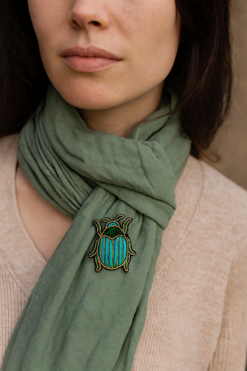 Broche scarabée brodée à la main portée – accessoire mode insecte scarabée nature irisé artisanal unique cadeau original – Tawus