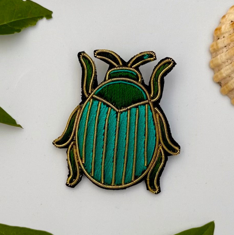 Broche scarabée brodée main – bijou artisanal insecte scarabée nature irisé perles et fils colorés – Tawus