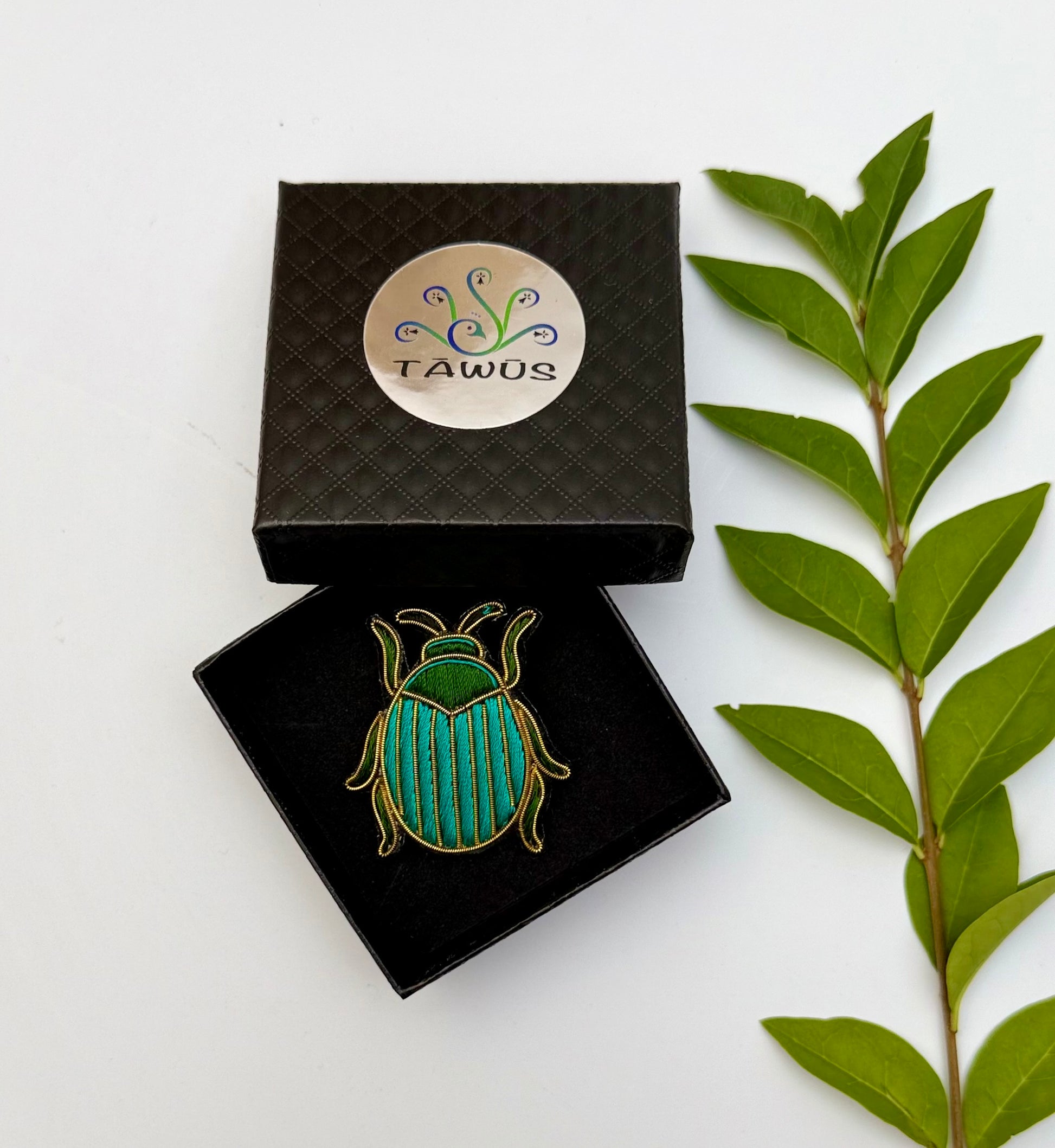 Broche scarabée fait main dans son écrin – cadeau original bijou insecte scarabée broderie artisanale nature – Tawus
