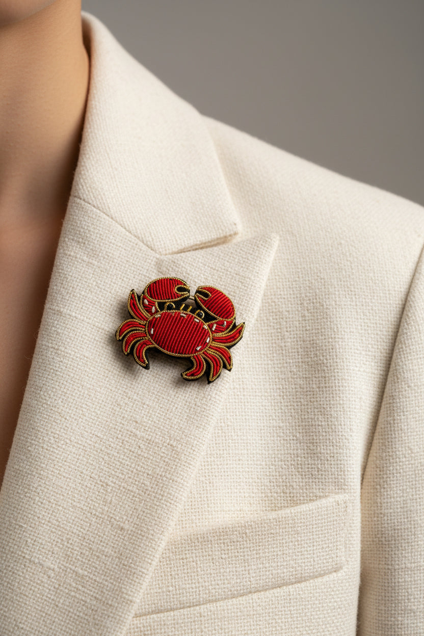 Broche signe Cancer brodée à la main portée – accessoire mode zodiaque artisanal unique – Tawus