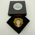 Broche signe Vierge fait main dans son écrin – cadeau anniversaire astrologie bijou brodé – Tawus