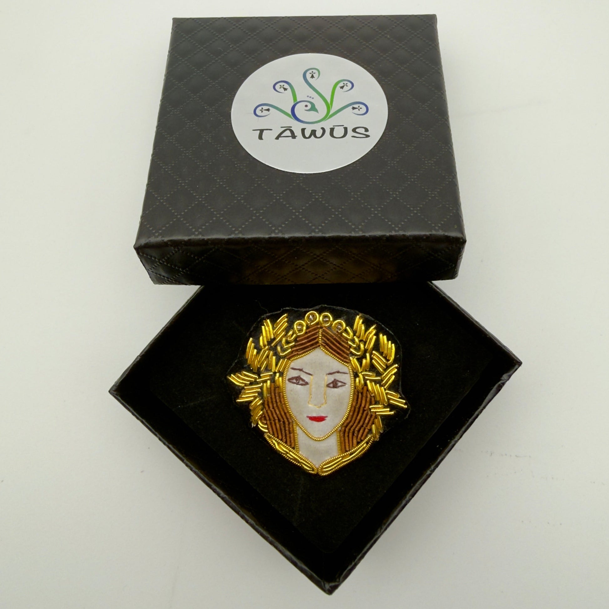 Broche signe Vierge fait main dans son écrin – cadeau anniversaire astrologie bijou brodé – Tawus