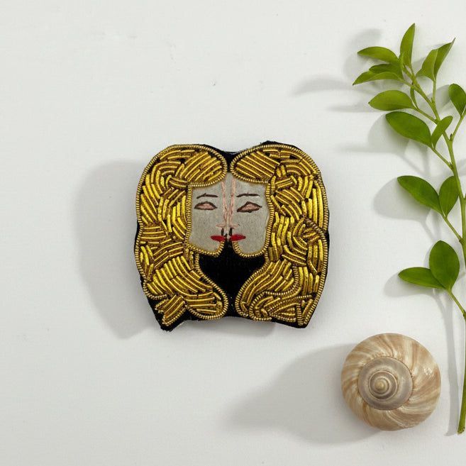 Broche signe astrologique Gémeaux brodée main – bijou artisanal perles et fils métalliques – Tawus
