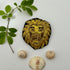 Broche signe astrologique Lion brodée main – bijou artisanal perles et fils métalliques – Tawus