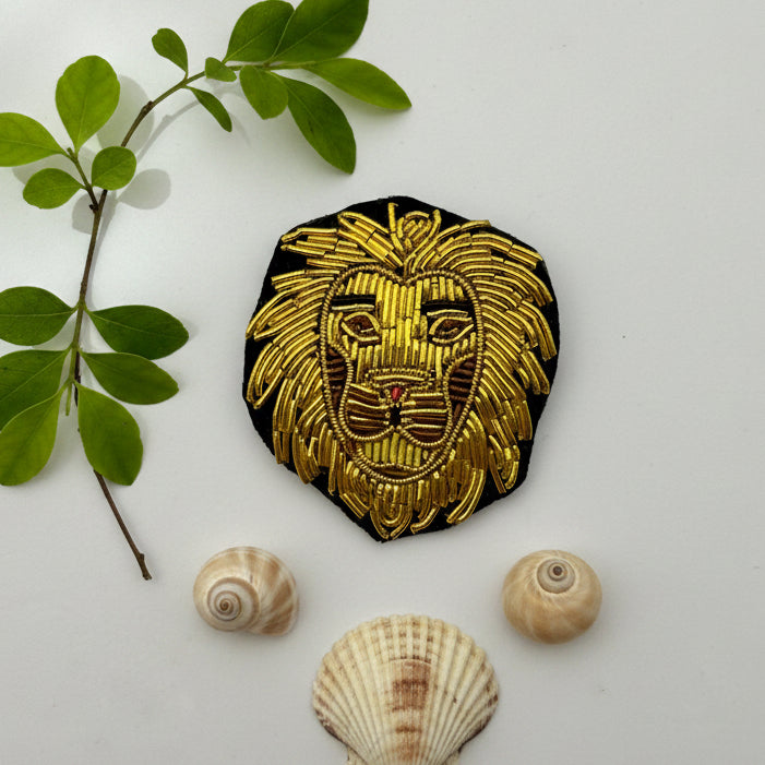 Broche signe astrologique Lion brodée main – bijou artisanal perles et fils métalliques – Tawus