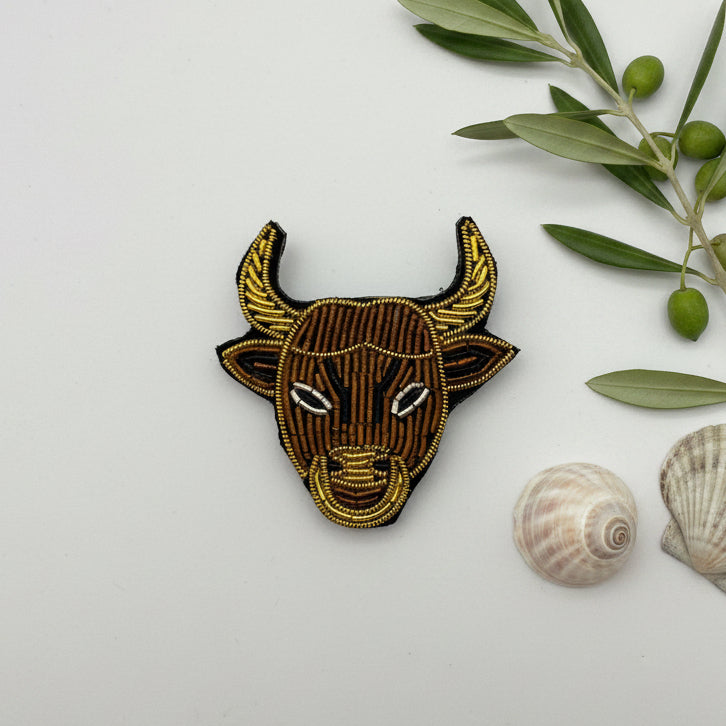 Broche signe astrologique Taureau brodée main – bijou artisanal perles et fils métalliques – Tawus