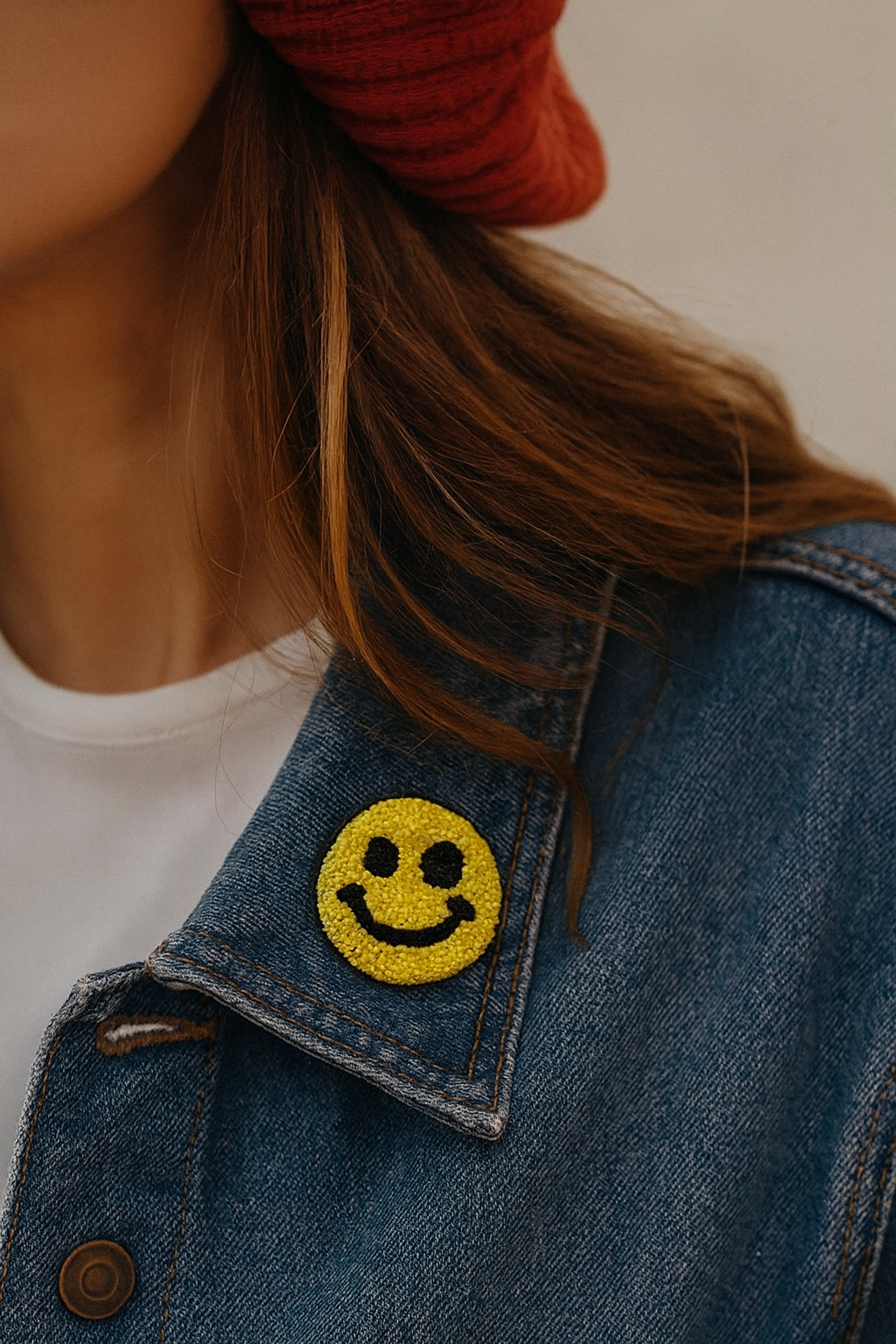 Broche smiley brodée à la main portée – accessoire mode sourire emoji coloré artisanal unique – Tawus