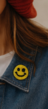 Broche smiley brodée à la main portée – accessoire mode sourire emoji coloré artisanal unique – Tawus