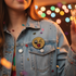 Broche smiley clin d'œil brodée à la main portée – accessoire mode fun emoji artisanal unique – Tawus