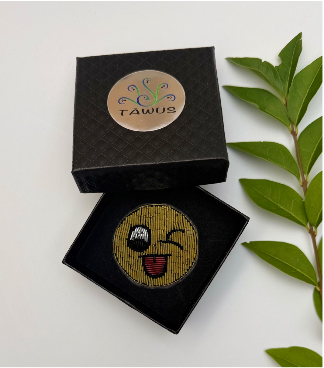Broche smiley clin d'œil fait main dans son écrin – cadeau original bijou fun broderie artisanale – Tawus