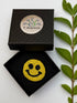 Broche smiley fait main dans son écrin – cadeau original bijou sourire emoji broderie artisanale – Tawus