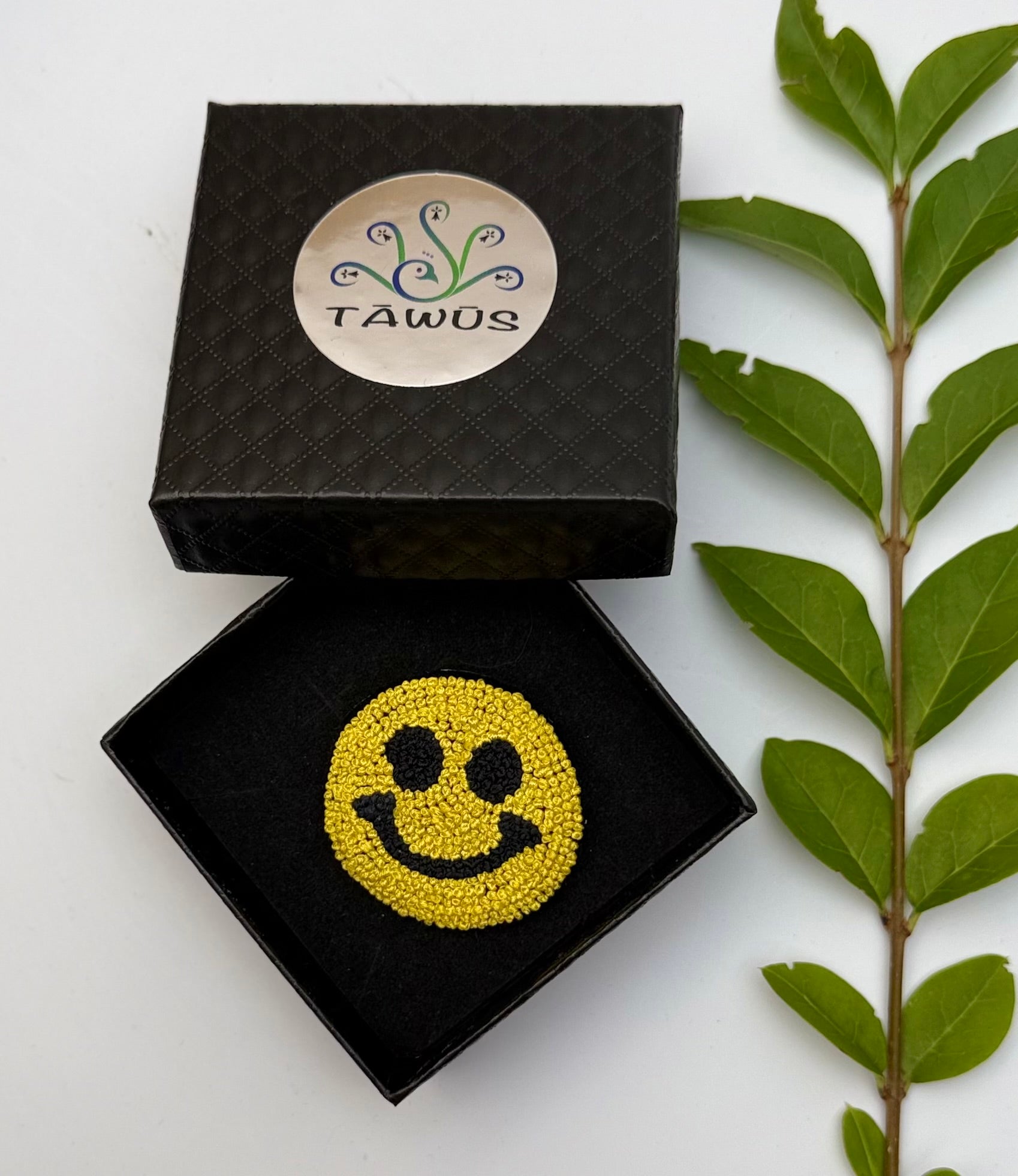 Broche smiley fait main dans son écrin – cadeau original bijou sourire emoji broderie artisanale – Tawus