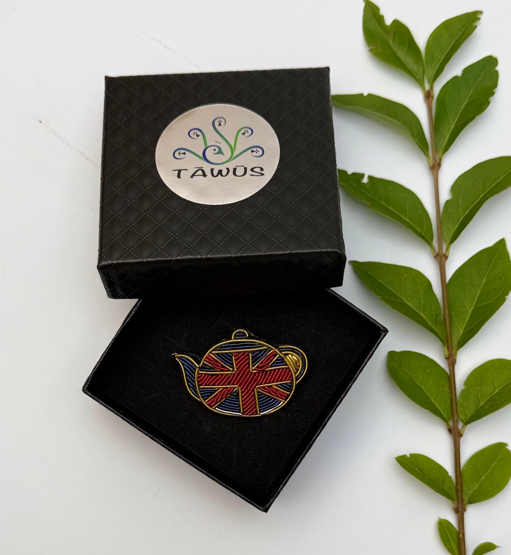 Broche théière So British fait main dans son écrin – cadeau original bijou british tea time broderie artisanale – Tawus