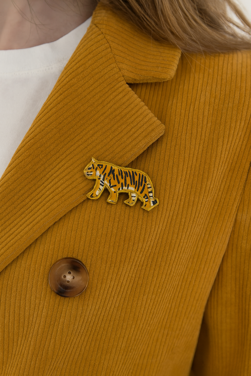 Broche tigre brodée à la main portée – accessoire mode animal sauvage félin artisanal unique – Tawus