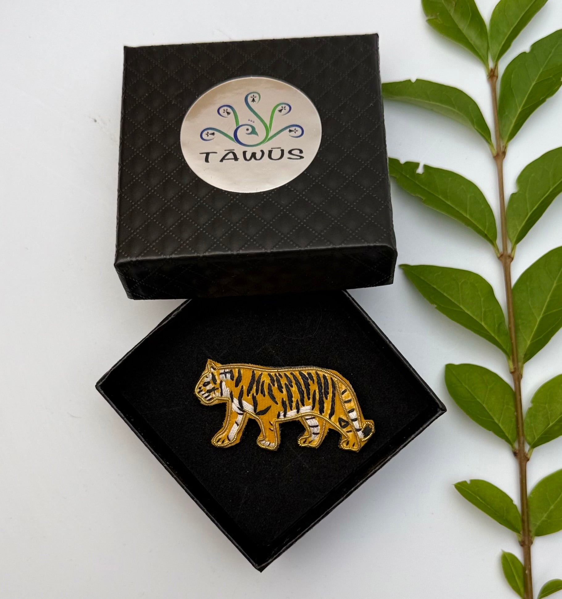 Broche tigre fait main dans son écrin – cadeau original bijou animal sauvage broderie artisanale – Tawus