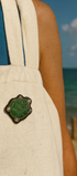 Broche tortue brodée à la main portée – accessoire mode tortue mer océan longévité sagesse artisanal unique cadeau original – Tawus
