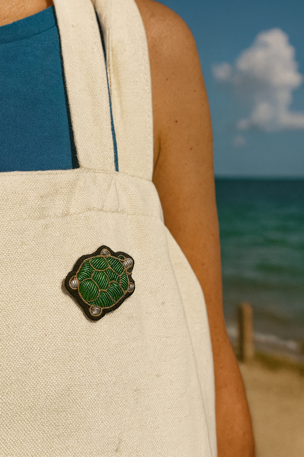 Broche tortue brodée à la main portée – accessoire mode tortue mer océan longévité sagesse artisanal unique cadeau original – Tawus

