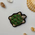 Broche tortue brodée main – bijou artisanal tortue mer océan longévité sagesse perles et fils verts dorés – Tawus
