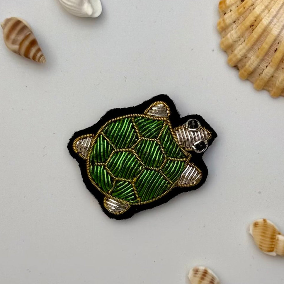 Broche tortue brodée main – bijou artisanal tortue mer océan longévité sagesse perles et fils verts dorés – Tawus

