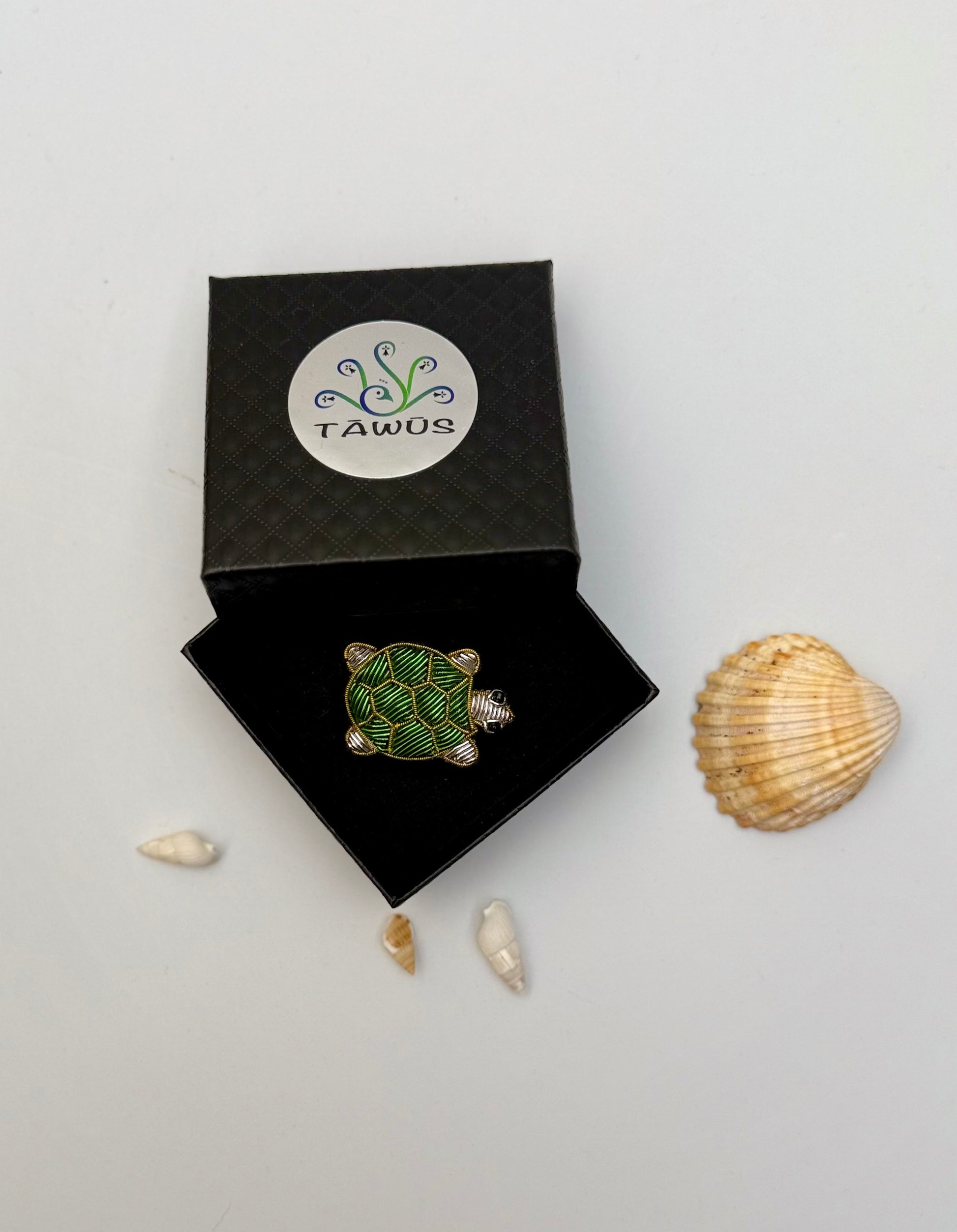 Broche tortue fait main dans son écrin – cadeau original bijou tortue mer océan longévité broderie artisanale sagesse – Tawus
