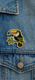 Broche toucan brodée à la main portée – accessoire mode toucan oiseau tropical Amazonie bec coloré artisanal unique cadeau original – Tawus

