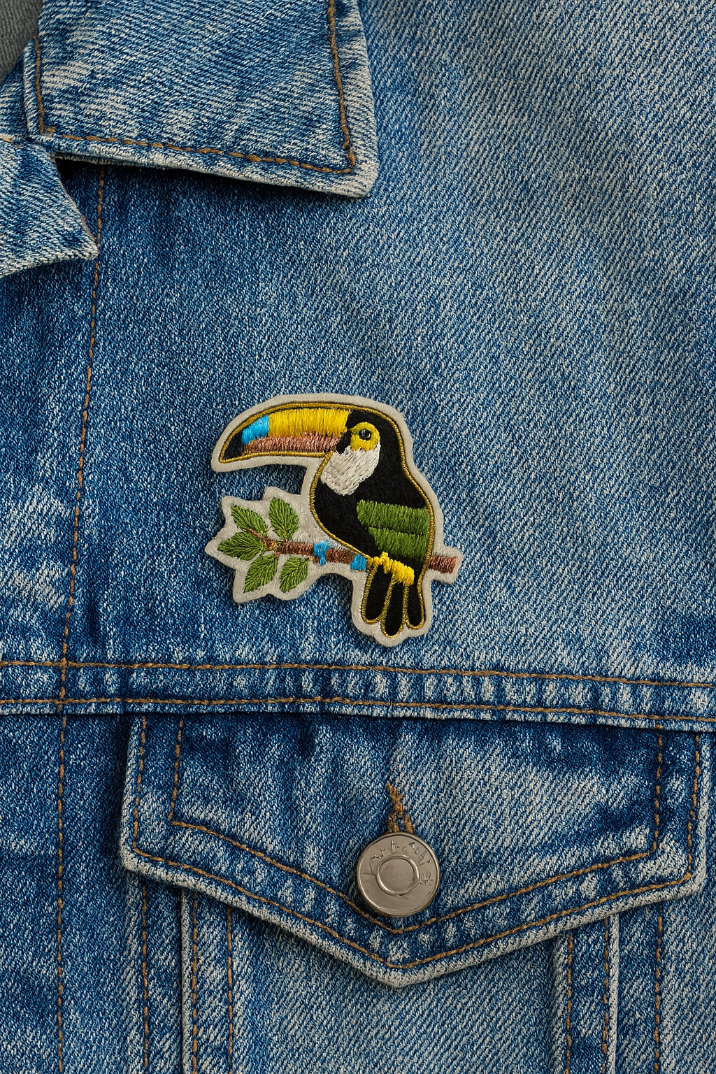 Broche toucan brodée à la main portée – accessoire mode toucan oiseau tropical Amazonie bec coloré artisanal unique cadeau original – Tawus
