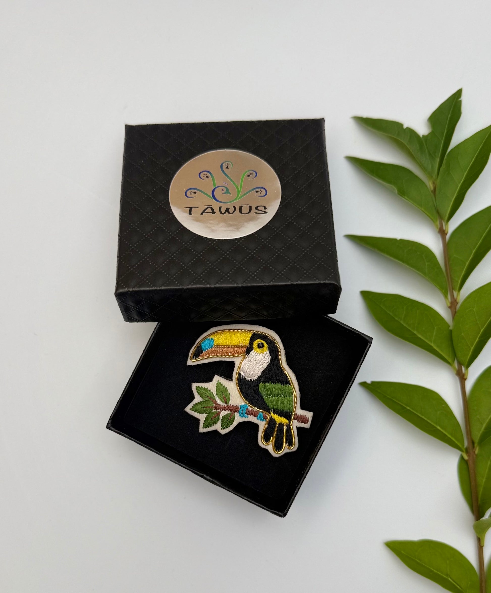 Broche toucan fait main dans son écrin – cadeau original bijou toucan oiseau tropical Amazonie bec coloré broderie artisanale – Tawus

