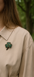 Broche trèfle brodée à la main portée – accessoire mode porte-bonheur trèfle quatre feuilles artisanal unique – Tawus