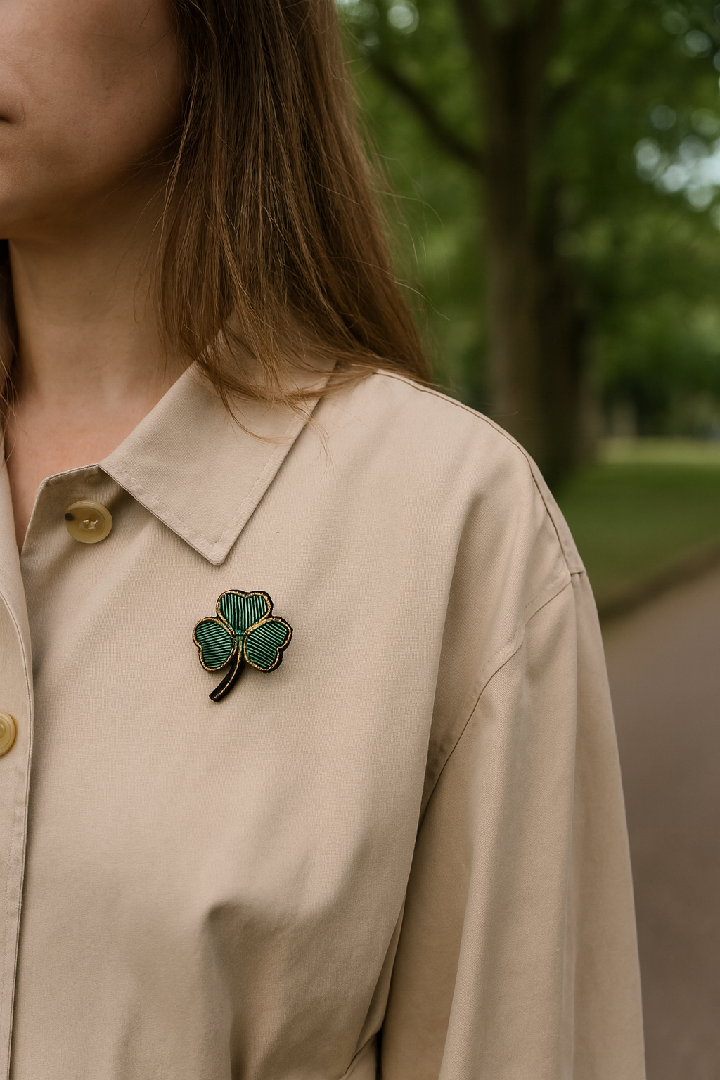 Broche trèfle brodée à la main portée – accessoire mode porte-bonheur trèfle quatre feuilles artisanal unique – Tawus