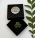 Broche trèfle fait main dans son écrin – cadeau original bijou porte-bonheur trèfle broderie artisanale – Tawus