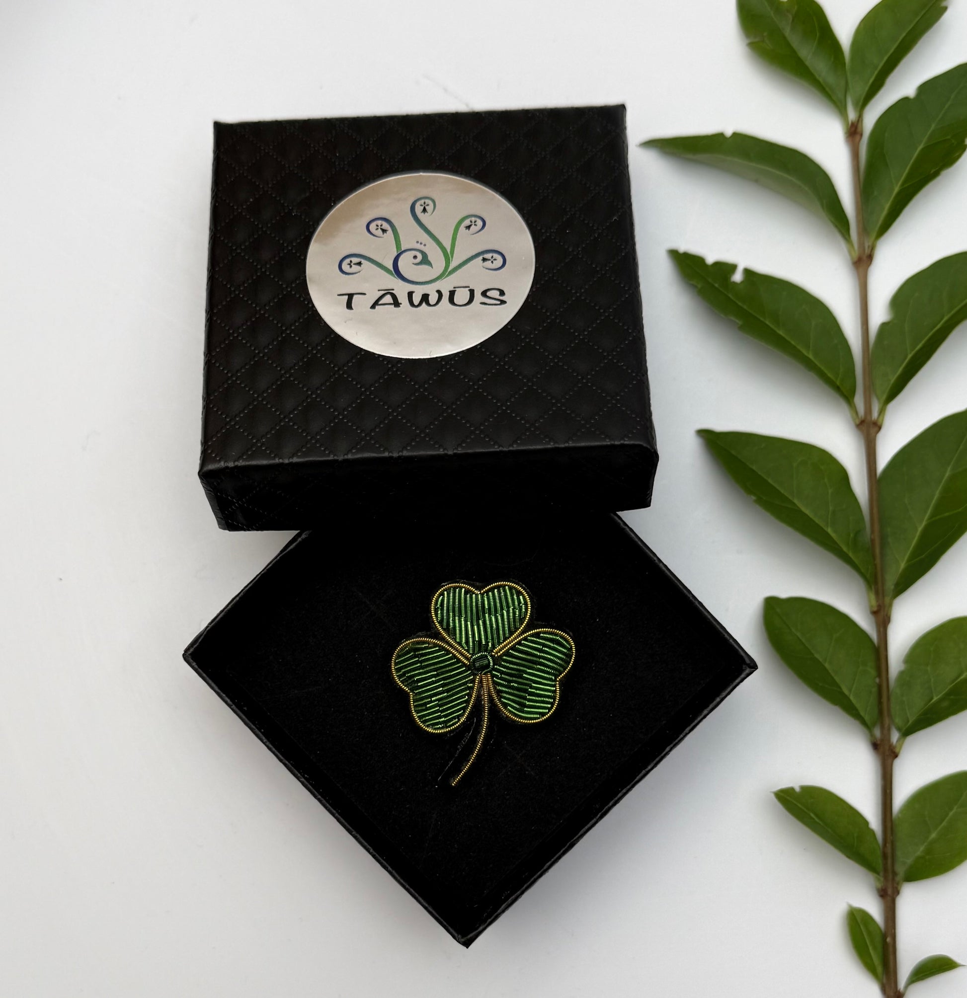 Broche trèfle fait main dans son écrin – cadeau original bijou porte-bonheur trèfle broderie artisanale – Tawus