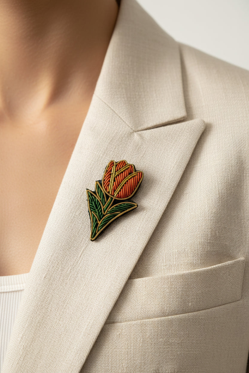 Broche tulipe brodée à la main portée – accessoire mode floral printanier artisanal – Tawus