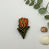 Broche tulipe brodée main – bijou artisanal perles et fils métalliques – Tawus