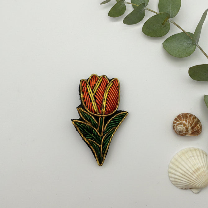 Broche tulipe brodée main – bijou artisanal perles et fils métalliques – Tawus