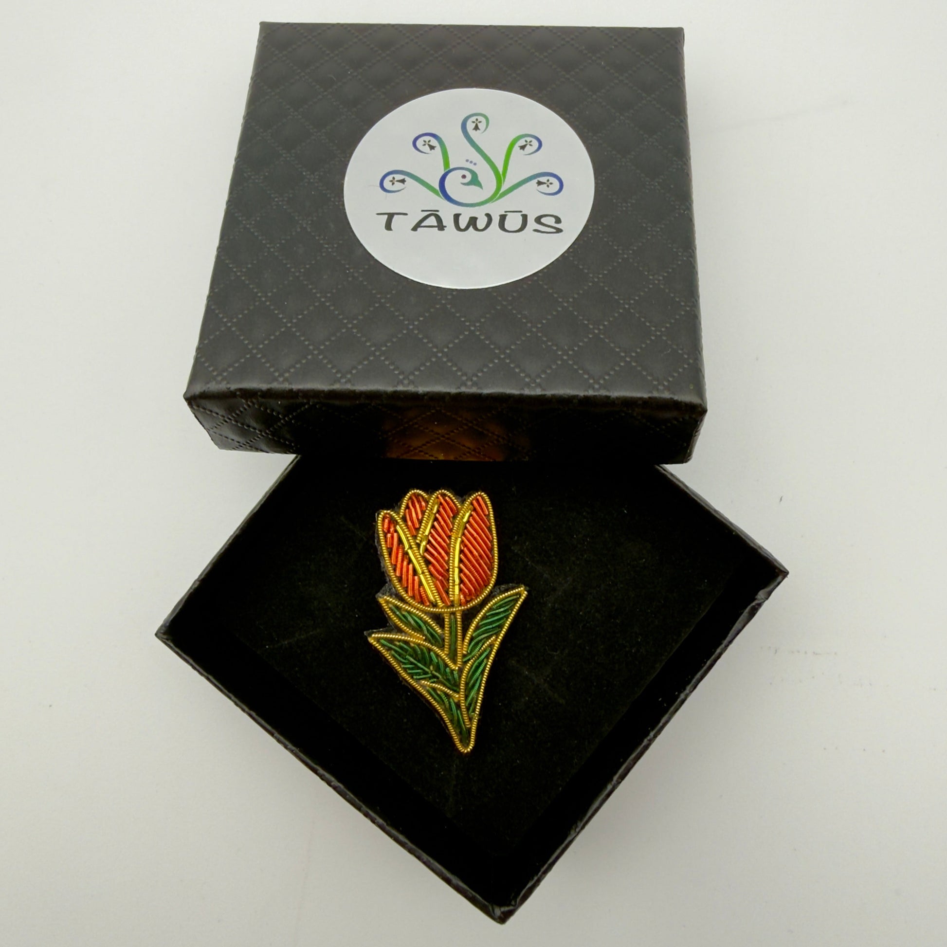 Broche tulipe fait main dans son écrin – cadeau fête des mères bijou broderie florale – Tawus