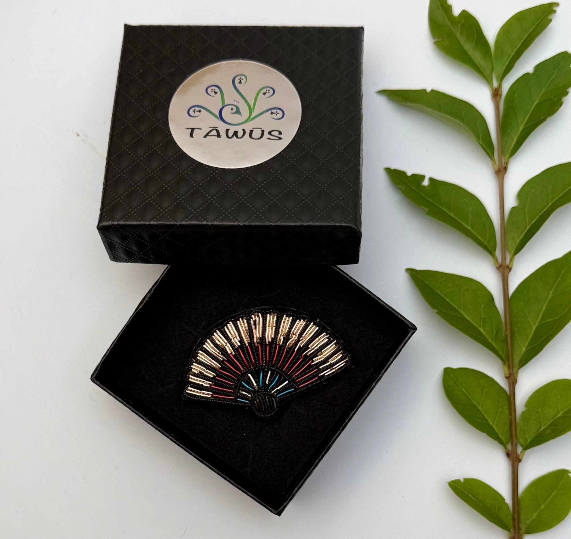 Broche éventail fait main dans son écrin – cadeau original bijou élégant vintage broderie artisanale – Tawus
