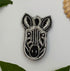 Broche zèbre brodée main – bijou artisanal zèbre Afrique savane rayures noir blanc perles et fils contrastés – Tawus
