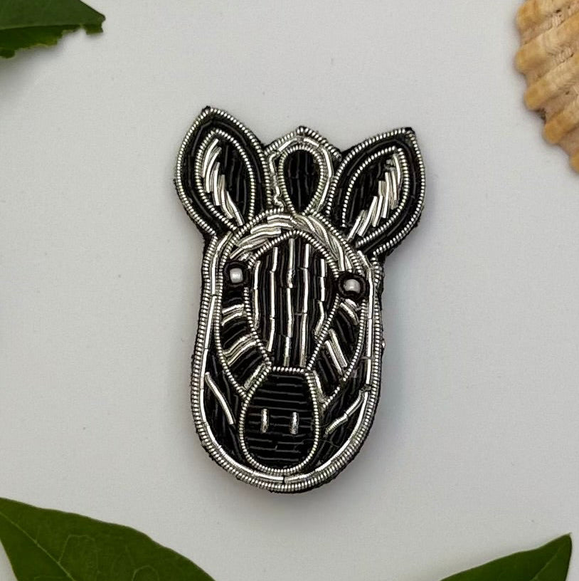Broche zèbre brodée main – bijou artisanal zèbre Afrique savane rayures noir blanc perles et fils contrastés – Tawus
