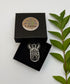 Broche zèbre fait main dans son écrin – cadeau original bijou zèbre Afrique savane rayures broderie artisanale noir blanc – Tawus
