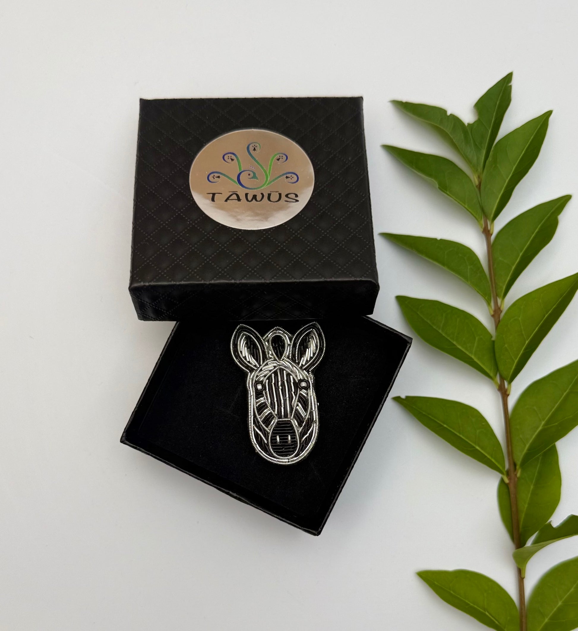 Broche zèbre fait main dans son écrin – cadeau original bijou zèbre Afrique savane rayures broderie artisanale noir blanc – Tawus
