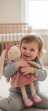 Peluche Sunny Sister Rose Bukowski Design en situation – doudou bébé doux et rassurant, idéal comme cadeau de naissance – Tawus
