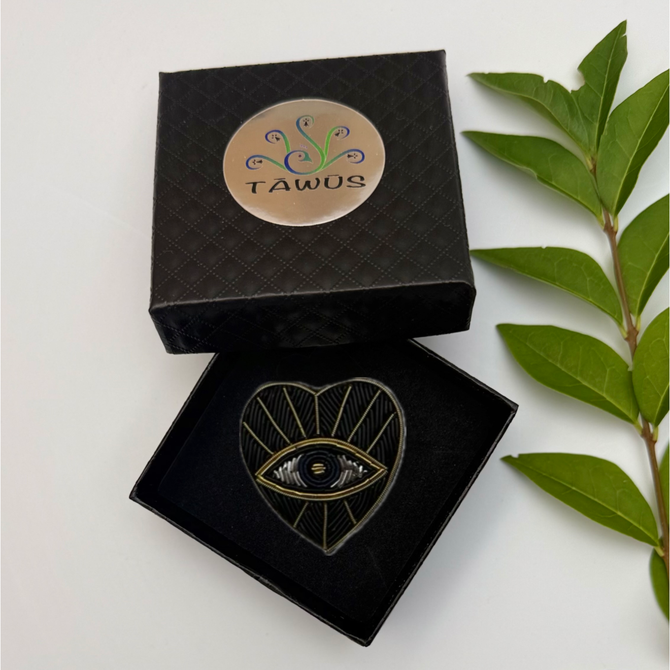 Broche Coeur Oeil Noir brodée à la main