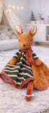 Doudou plat faon Harald Baby Rug Bukowski Design en situation – doudou bébé faon cerf cadeau naissance garçon – Tawus