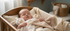 Peluche doudou plat ours Ziggy Bukowski Design en situation – doudou bébé doux et rassurant, idéal comme cadeau de naissance – Tawus