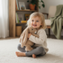 Peluche Friendly Kanini Taupe Bukowski Design en situation – doudou bébé doux et rassurant, idéal comme cadeau de naissance – Tawus